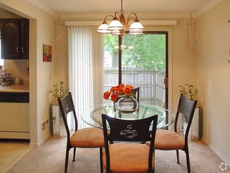 4 Valley Brook Cir, Rochester, NY 14616