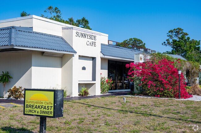 Sunnyside is a down-home breakfast & lunch destination with healthy options in Bayou Oaks.