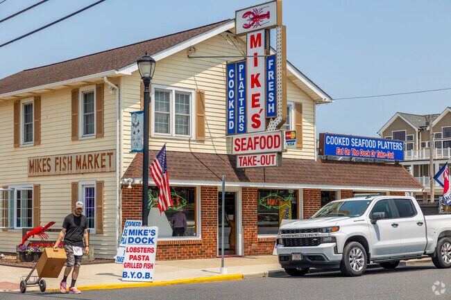 Mike's Seafood is a legendary seafood store in Fish Alley that has been around for over 100 years.