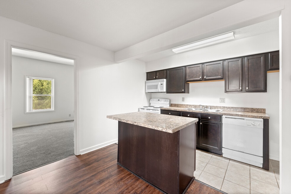 Foxtail Glen on White Pond