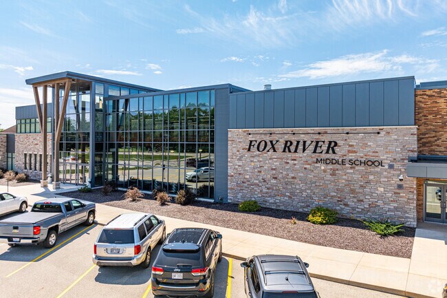 Fox River Middle School serves students in grades 6-8 with a student-teacher ratio of 13 to 1.