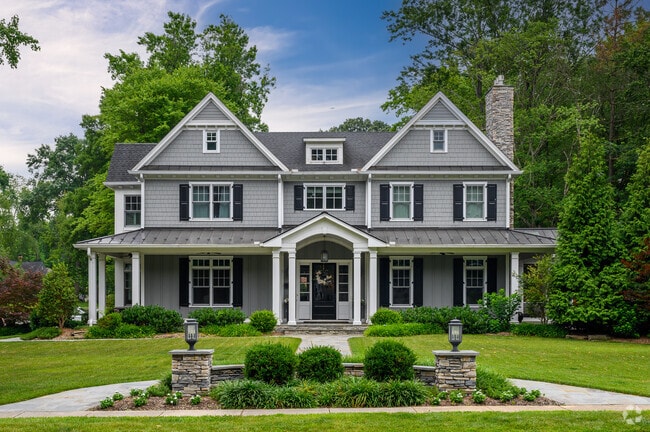 Large homes with tidy landscaping are found throughout Fort Hunt.