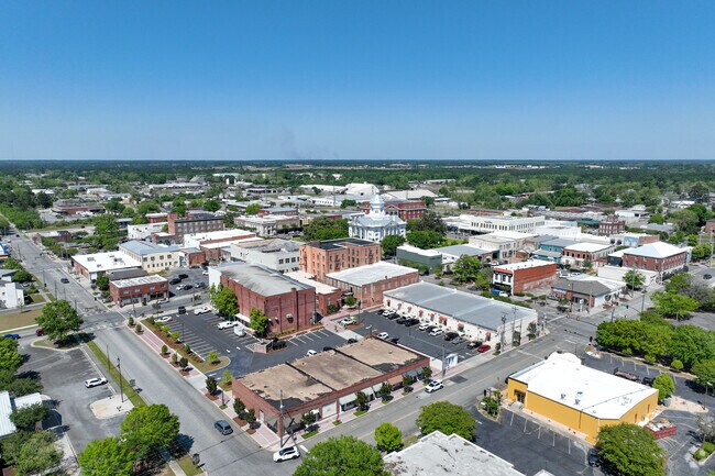 Visit Historic Downtown Moultrie, GA where you can stroll, shop, and dine in over 60 specialty shops, restaurants, and businesses.