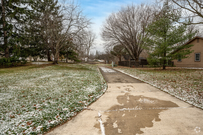 A great amenity in Lake Forest is its walking paths located throughout the community.