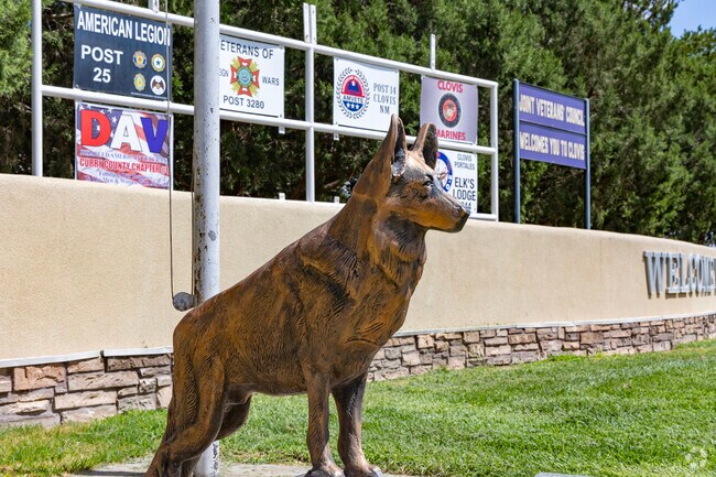 A lobo statue representing the lobos that inhabit the Mauldin area.