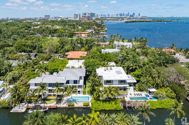 Southwest Coconut Grove offers a community next to the sea just minutes from Downtown Miami.