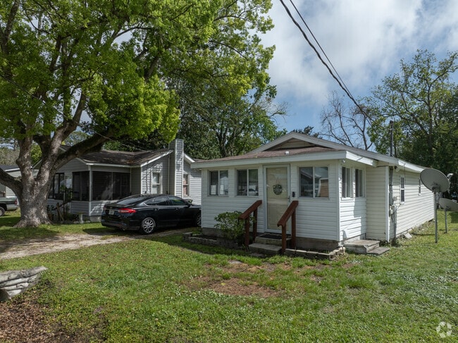 There are many well-maintained older homes in the area.