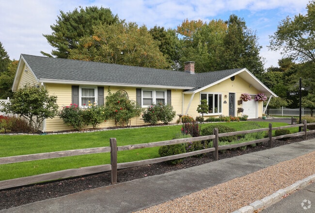Sprawling ranch-style homes are found on the sunny streets of Centerville.