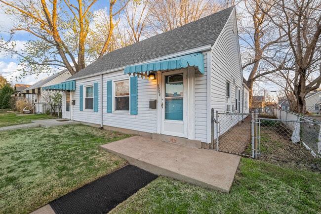 5903 with private fenced side yard