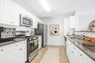 900 Crest Ln, Fort Lee, NJ 07024