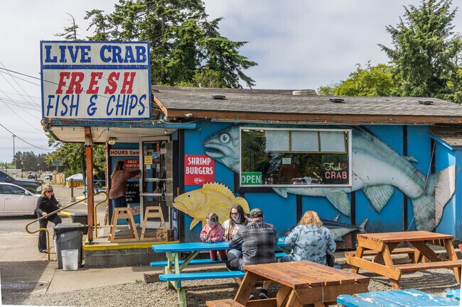 The South Beach Fish Market serves clam chowder, crispy fish and chips and dungeoness crab in South Beach.