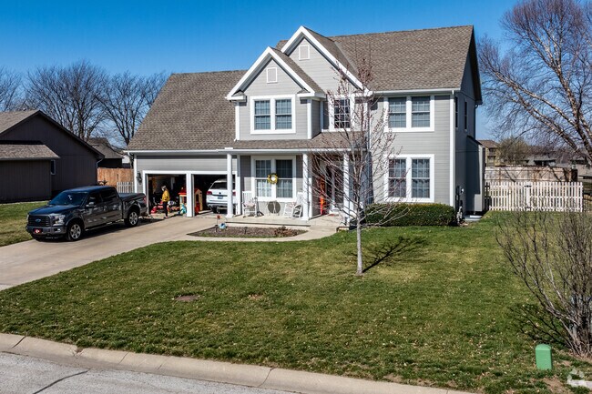 Large family homes in I-435 West KC-KS feature spacious front and back yards.