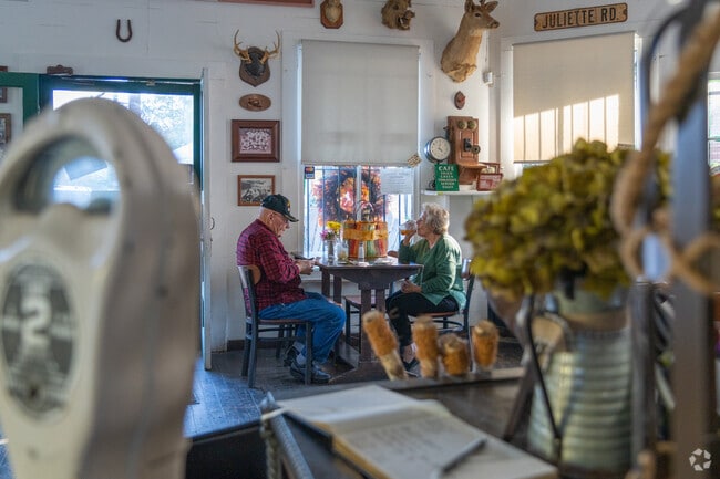 The Whistle Stop Cafe, where the movie was filmed, is Juliettes gathering place.