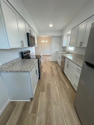 975 W 9th Ave, Marion, IA 52302