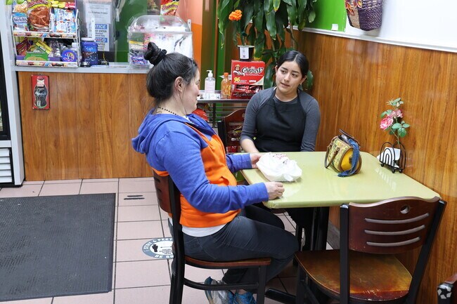 An assortment of eatery's are found in Roselle.