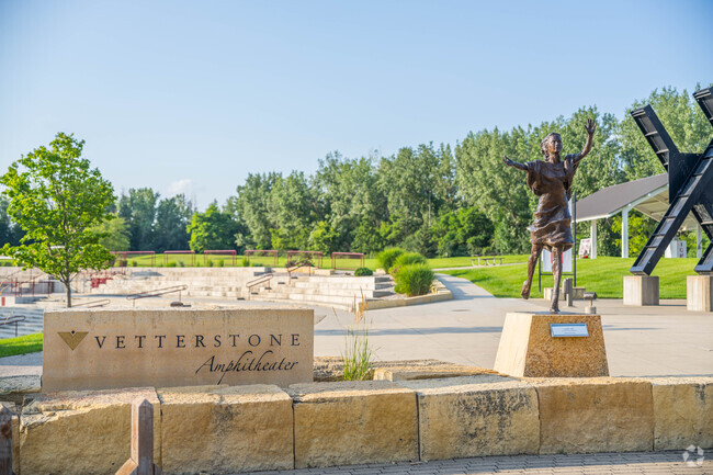 The Vetterstone Amphitheater is located close by in Riverfront Park.