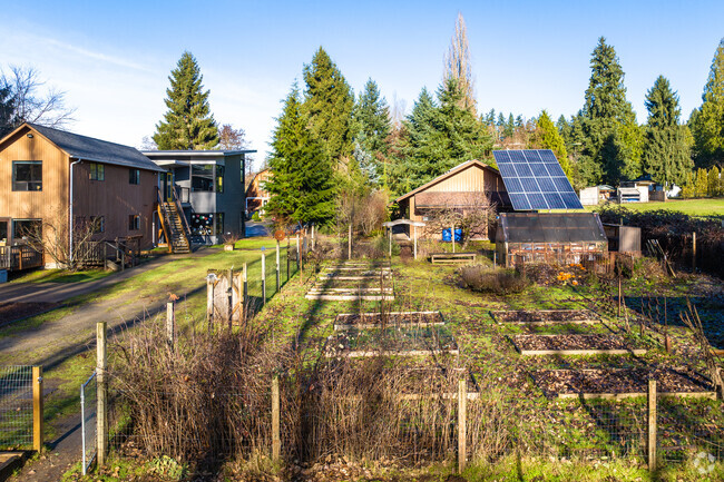 Whole Earth Montessori School is in the Fitzgerald-35th SE neighborhood of Bothell, WA.