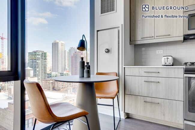 730 W Couch Place unit FL13-ID636, Chicago, IL 60661 - photo 6