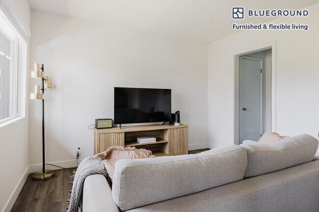 4140 Grand View Blvd unit FL2-ID1327, Los Angeles, CA 90066 - photo 3