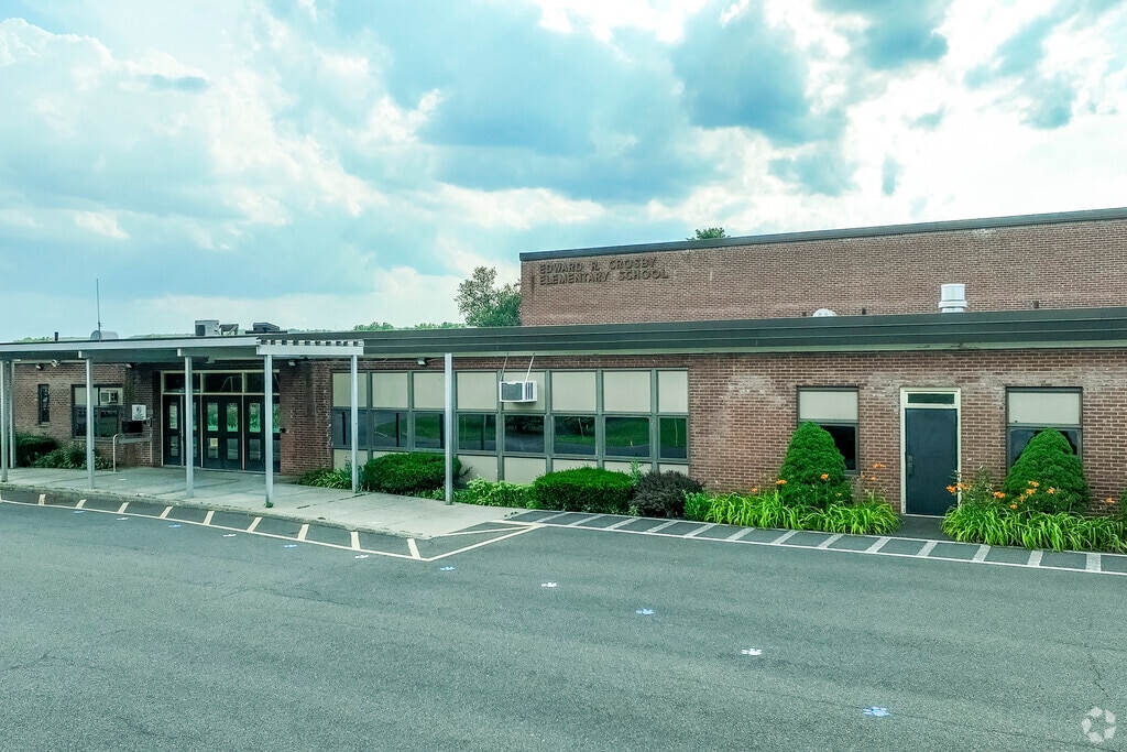 E.R. Crosby Elementary School has 303 students with a student-teacher ratio of 10 to 1.