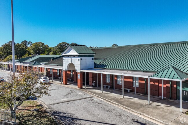 Miller Fine Arts Magnet Middle School has a student teacher ratio of
14:1.