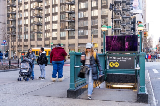 The R and W trains at 23rd Street
