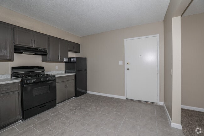 1BR, 1BA - 620SF - Kitchen and Dining Area