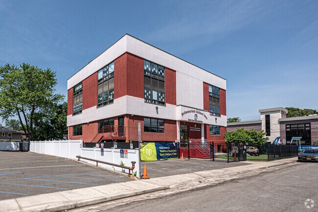 62 students is the average grade size at Yeshiva Of South Shore in Woodmere.