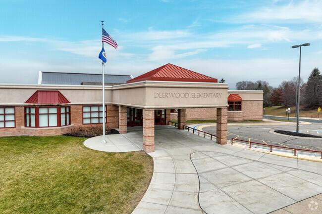 Deerwood Elementary School has a student-teacher ratio of 15 to 1.