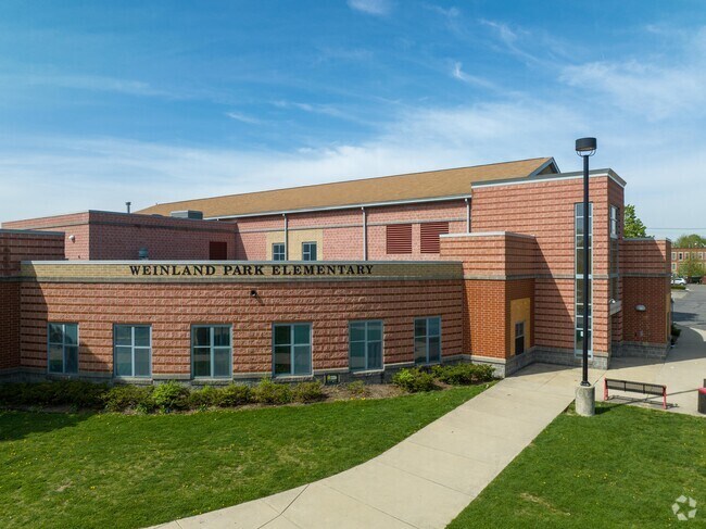 Weinland Park Elementary School is located 211 E 7th Avenue.