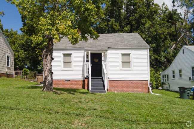 A small house decorated with a well-kept garden in Oakgrove