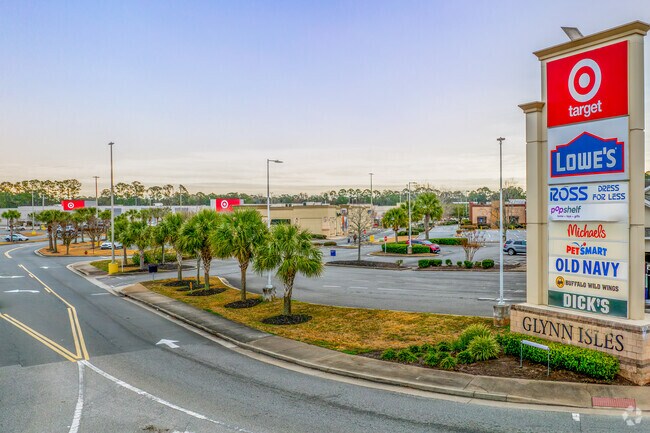 Glynn Isles Shopping Center in Country Club Estates offers diverse retail and dining options.