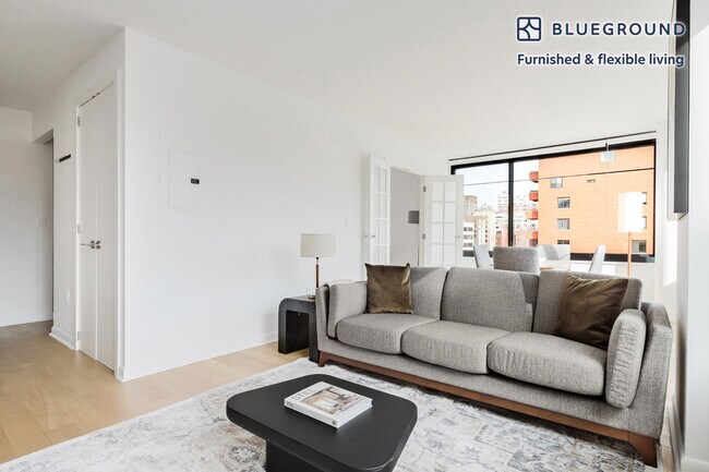180 W 20th St unit FL14-ID2139, New York, NY 10011 - photo 2