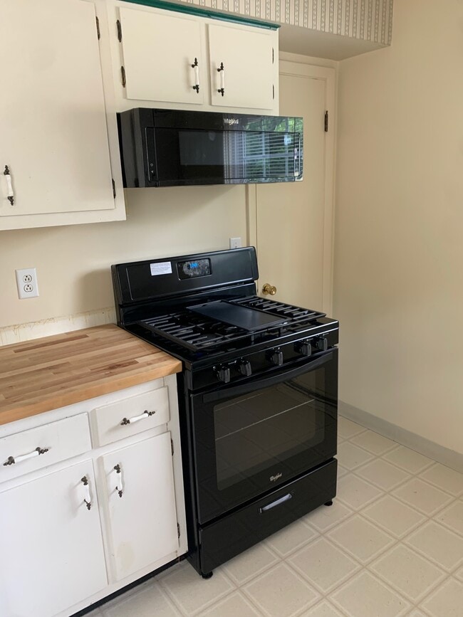 219 Eisenhower Dr unit 3, Bloomington, IL 61701 - photo 5