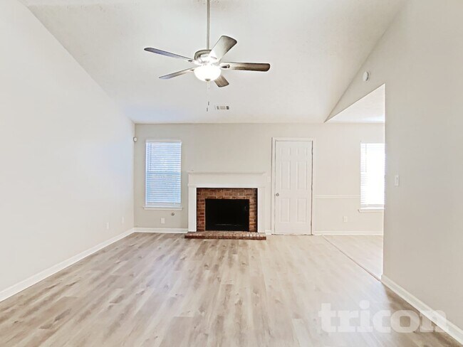 10635 Pine Forest Ln, Jonesboro, GA 30238 - photo 2