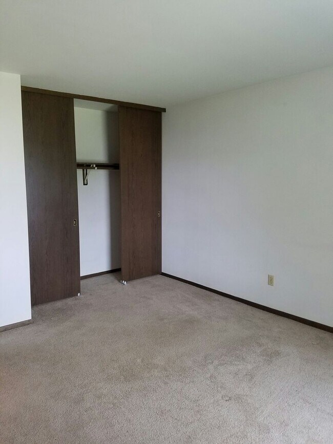 English Meadows Apartment Homes, Greenfield WI, Milwaukee, WI 53220 - photo 6