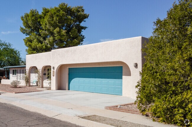 A bright turquoise garage door makes this southwest home perfect in Glenn Heights Tucson.