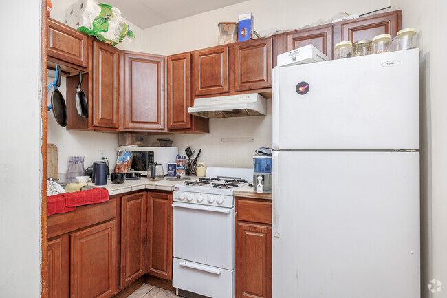 2BR, 1BA - 780SF - Kitchen