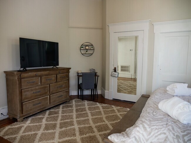 115 W 36th St unit 1 Bedroom 1 Bath, Savannah, GA 31401 - photo 5