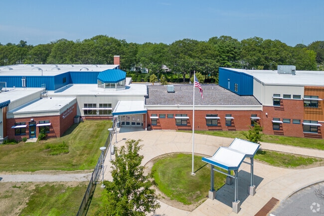 Front main entrance to the Harriet Beecher Stowe School in Brunswick.