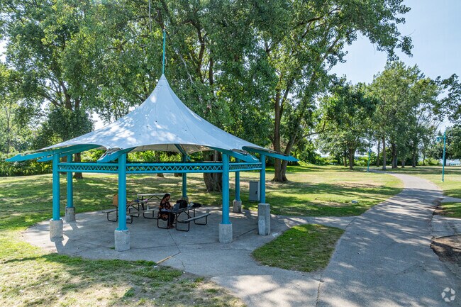Heritage Landing has several locations available for lakeside picnics near Nims.