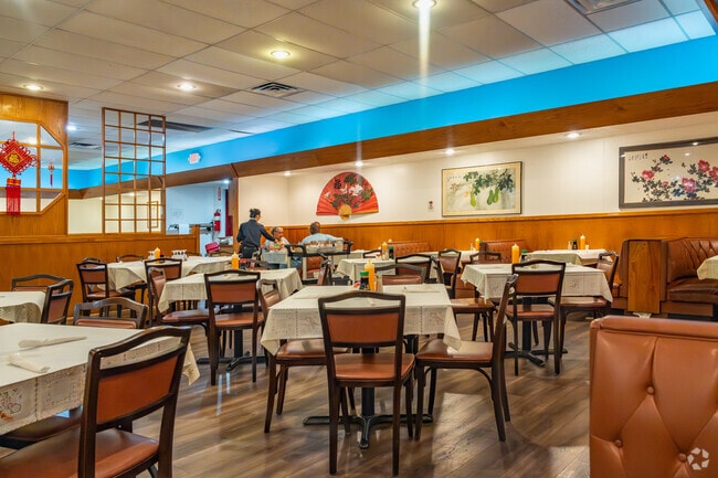 Golden Phoenix is a basic Chinese Restaurant near Hyde Park serving lunch and dinner.