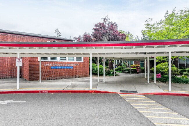 Lake Grove Elementary School Serving the Lake Grove Neighborhood in Lake Oswego, OR.