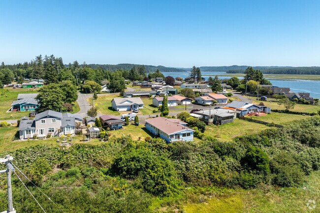 Bay City is a neighborhood nestles along the North Bay of Ocosta.