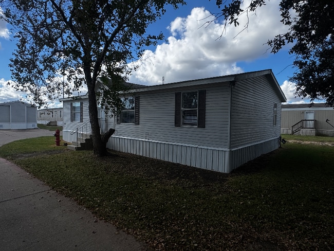 122 Fox Meadow Dr, Alvin, TX 77511 - photo 2