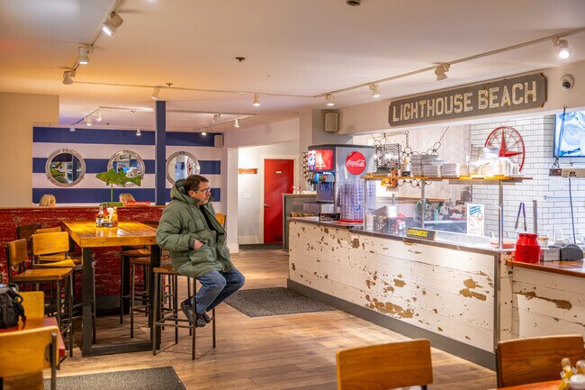 Mac’s Chatham Fish & Lobster offers fresh catches and casual dining.