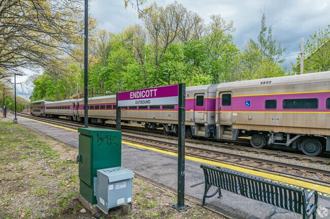 Commuters of Dexter have accessibility to the commuter rail, which takes you to Boston.