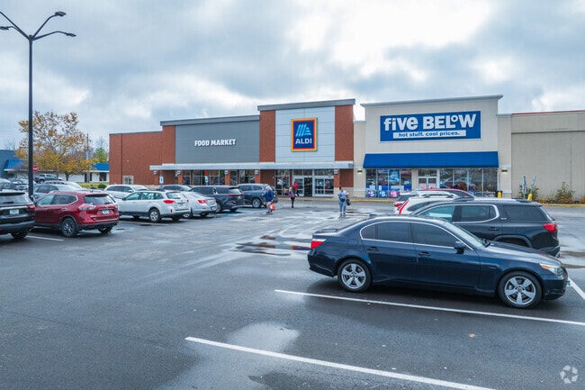 Aldi is a preferred grocer for many Southeast Warren residents.