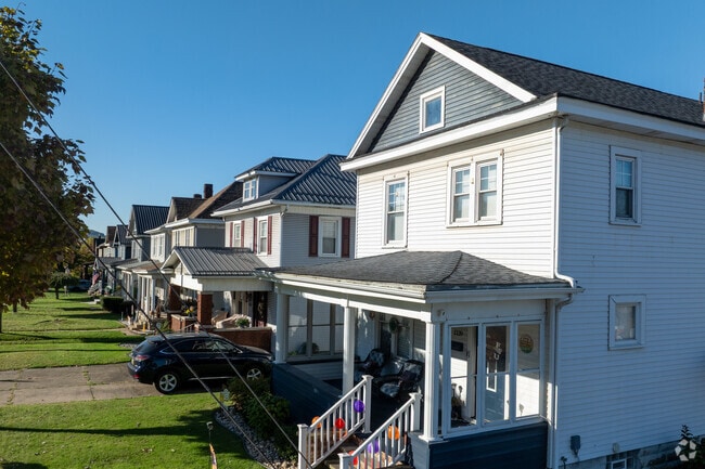 American Foursquare homes are common along residential streets.