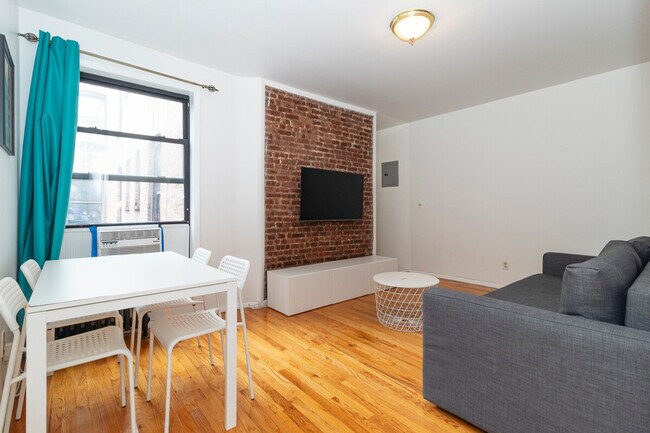 130 E 95th St unit ID1058689P, New York, NY 10128 - photo 2
